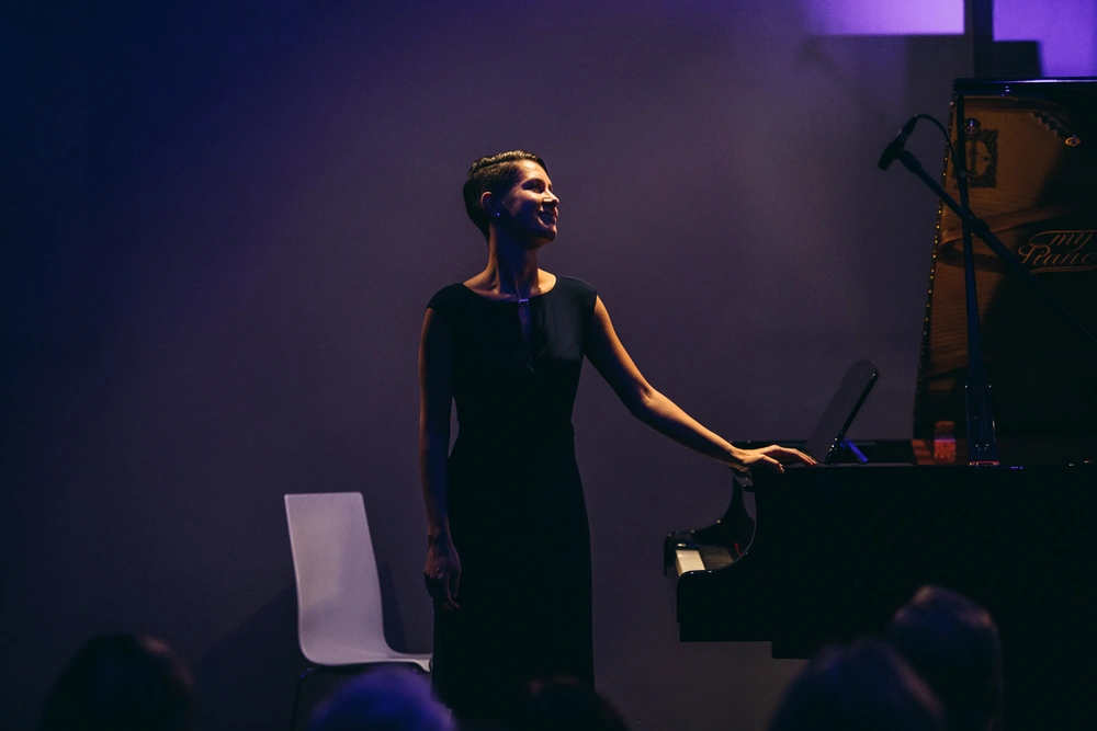 Alena Hučková is standing by the piano